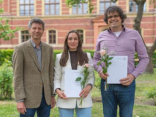 Preisträger (v.l.n.r.) Dr. Timo Timmermann (Nachhaltigkeitsbeauftragter der Universität Greifswald), Mari Narjes (Nachhaltigkeitspreis), Dr. Christoph Hoffmann (Preis für die Nachhaltige Einrichtung).