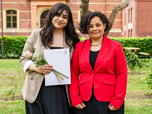 Frau Yaiza Otero (l.) erhält den DAAD-Preis 2025; neben ihr steht Dr. Hasmik Hunanyan (r.). 
