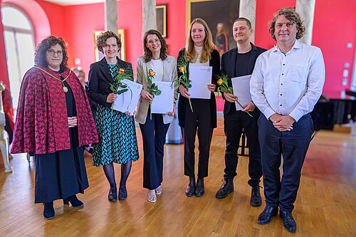 Gruppenbild nach der Verleihung der Preise für herausragende Dissertationen durch den Verein der Freunde und Förderer der Universität Greifswaldin der Aula der Uni.