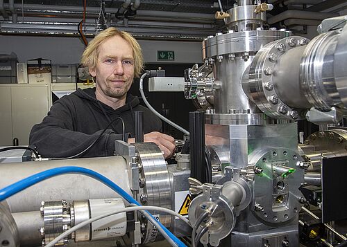 Dr. Johannes Passig entwickelt die Technologie zur Detektion gefährlicher Substanzen auf winzigen Feinstaubpartikeln in den Aerosol-Laboren des Departments Leben, Licht und Materie der Universität Rostock. (Fotos: Universität Rostock/Julia Tetzke).