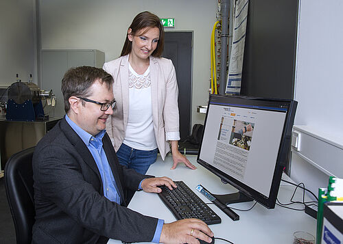 Mare Balticum Fellow: Prof. Dr. Christian Schröder von der Universität Wien zeigt Postdoc Dr. Anne Strate aus der Physikalischen Chemie der Universität Rostock die gemeinsam veröffentlichten Ergebnisse aus Simulation und Experiment. (Foto: Universität Rostock/Julia Tetzke)