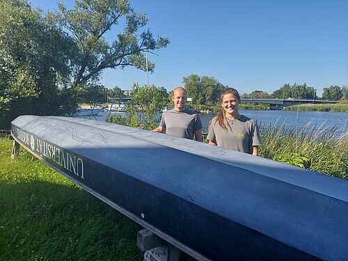 Martin Gülland und Tessa Frank sammeln beim Drachenbootfahren neue Kräfte fürs Studium (Foto: Juliane Lanz/Universität Rostock).