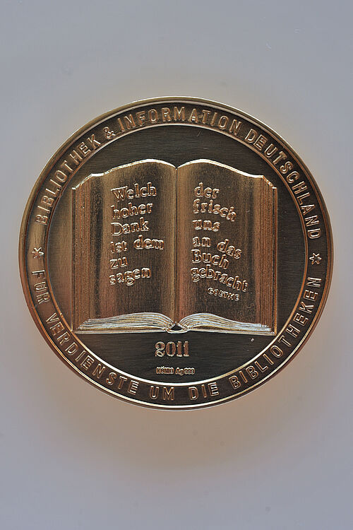 Rückseite Karl-Preusker-Medaille (Foto: Bibliothek & Information Deutschland e. V.)