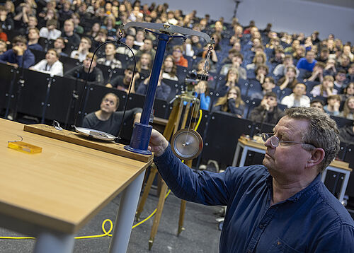 Michael French vom Institut für Physik führt die experimentellen Versuche vor. (Foto: Universität Rostock/IT- und Medienzentrum). 