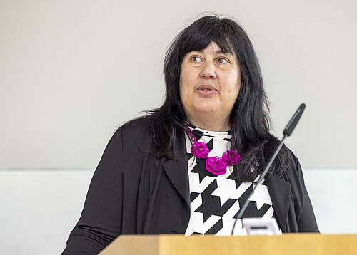 Rektorin Prof. Dr. Elizabeth Prommer heißte neue internationale Studierende willkommen. (Foto: Thomas Rahr, IT- und Medienzentrum).