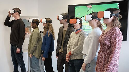 Das Projektteam v.l. (mit VR-Brille): Felix Linström, Sophia Egeter, Nele Jeremowicz, Clemens Decker, Katja Koch sowie Lara Heuer und Friederike Sauer. (Foto: Clemens Decker).