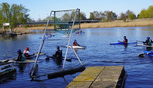 In mehreren Kursen wird die Wassersportart Kanupolo angeboten. Die Sportstudierenden haben ebenfalls die Möglichkeit, dieses Fach zu belegen. Die Wassersportanlage der Universität bietet dafür beste Bedingungen (Foto: Juliane Lanz/Universität Rostock). 