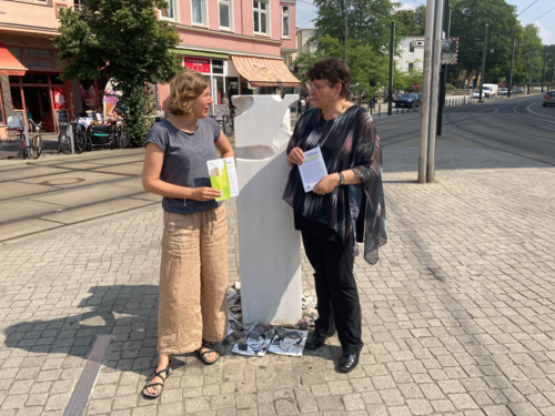Die Mitveranstalterinnen Dr. Gudrun Heinrich (Universität Rostock) und Susan Schulz (Heinrich-Böll-Stiftung MV) freuen sich auf das gemeinsame Kolloquium. (Foto: Christine Decker). 