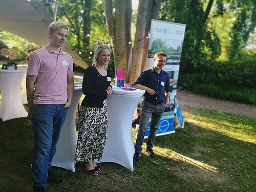Nico Krüger, Kira Schulze und Ferdinand Stein (v.l.n.r.) am Stand des Deutschlandstipendiums. (Foto: Universität Rostock).