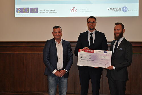 „Gewinner Forschende“: v.l. Michael Meis (MBMV), Dorian Holtz, Raphael Wittenburg (Foto: Universität Rostock/Dennis Knuth).