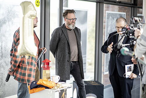 Oberbürgermeister Claus Ruhe Madsen und Rektor Prof. Dr. Wolfgang Schareck gratulieren den Siegermannschaften des Leuchtturmwettbewerbes. (Foto: Frank Hormann, nordlicht).