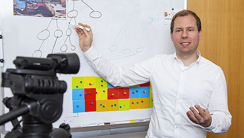 Professor Michael Leyer legt großen Wert auf interessante und gut verständliche Online-Vorlesungen. (Foto: Universität Rostock/Julia Tetzke).