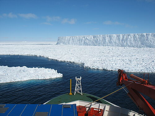 Anfahrt zum Forschungsgebiet, hier Richtung Atka-Bucht, Antarktis, wo sich auch die deutsche Forschungsstation Neumayer III befindet, Aufnahme aus dem Jahr 2015 (Foto: Heike Link/Universität Rostock).