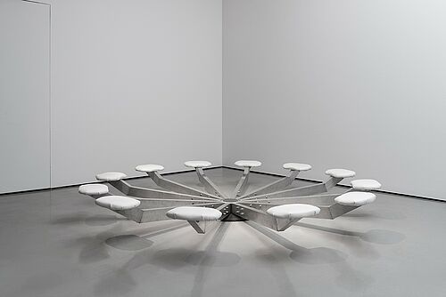 Jenny Brockmann: ‚Seat #12‘, 2016. Aluminium, Holz, Kunstleder. Ausstellungsansicht, Schering Stiftung, Berlin © Foto: Bernd Hiepe © die Künstlerin