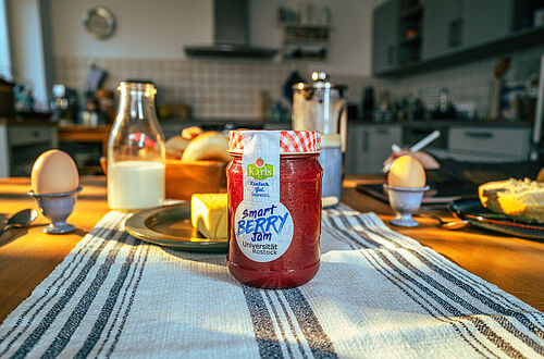 Der Fruchtaufstrich „Smart Berry Jam“ in der Uni-Edition kann im Online-Shop der Universität Rostock gekauft werden. (Copyright: Rightvision Studios)