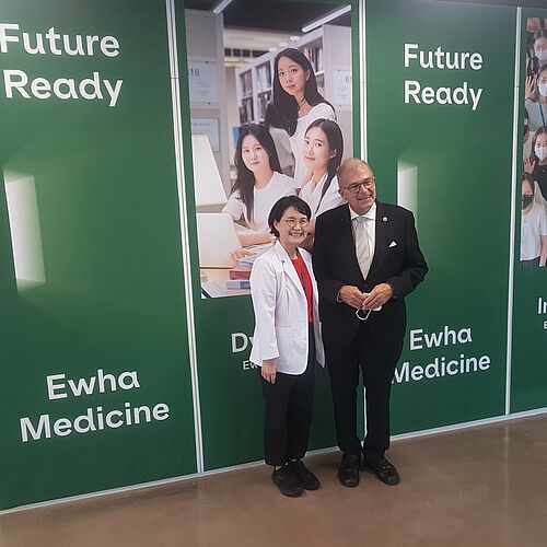 Professor Wolfgang Schareck mit Dean Eunhee HA, Ewha Hospital. (Foto: Michael Paulus).
