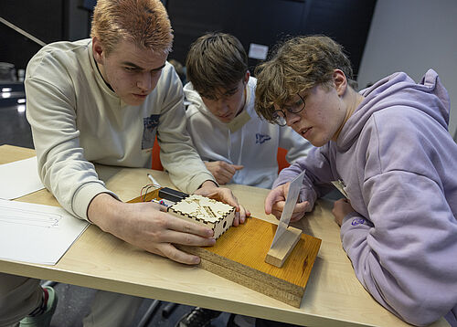 Gewinner des Leuchtturmwettbewerbes 2024 vom CJD Rostock: Hannes Schippmann, Jakob Kletzin und Finn Fasold. (Foto: Universität Rostock/IT- und Medienzentrum).