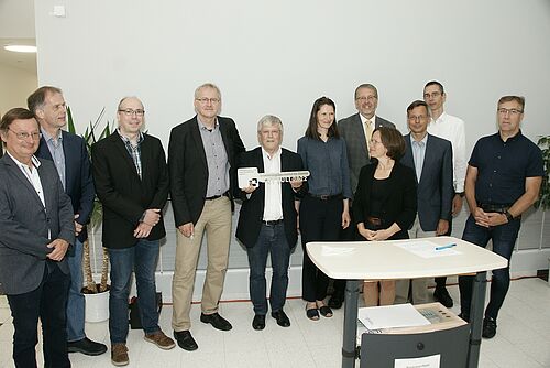 Weitere Fotos (Uni Rostock): Feierliche Schlüsselübergabe des SBL an die Universität Rostock. Im Bild von links nach rechts: Abteilung Didaktik der Chemie Professor Alfred Flint, Dekan der Mathematisch-Naturwissenschaftlichen Fakultät Professor Klaus Neymeyr, Abteilung Physikalische Chemie Professor Björn Corzilius, Abteilung Technische und Analytische Chemie Professor Ralf Zimmermann, der Geschäftsführende Direktor des Instituts für Chemie Professor Ralf Ludwig, die Leiterin des Staatlichen Bau- und Liegenschaftsamts (SBL) Rostock Carmen-Alina Botezatu, der Prorektor für Forschung und Transfer Professor Udo Kragl, Frau Oswald (SBL), Abteilung Präparative Organische Chemie Professor Peter Langer, der Kanzler der Universität Rostock Dr. Jan Tamm sowie Herr Albrecht (SBL) (Foto: Detlef A.E. Lückstädt).