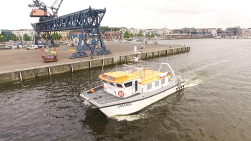 LIMANDA vor dem Brückenkran auf der Haedgehalbinsel in Rostock