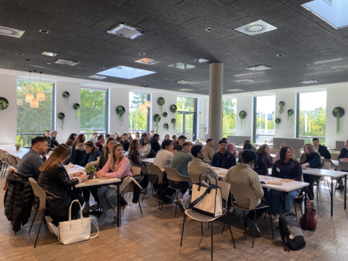 Meta Description: Studierende nehmen an der Einführungsveranstaltung der EU-CONEXUS Spring School in der Mensa Ulmenstraße teil und starten in eine internationale Woche des Lernens und Austauschs.