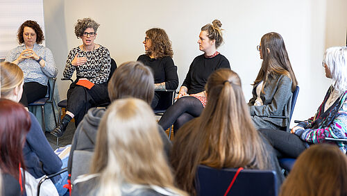 Professorin Dr. Kylie Crane in der Gesprächsrunde mit den Schülerinnen (Foto: Universität Rostock/Julia Tetzke)