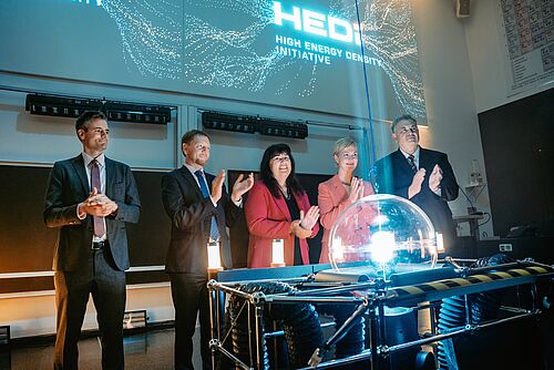 Michael Zimmermann (v.l.), Michael Kretschmer, Elizabeth Prommer, Manuela Schwesig und Sebastian M. Schmidt bei der symbolischen Gründung von HEDI. Copyright: HZDR/K. Zheynova