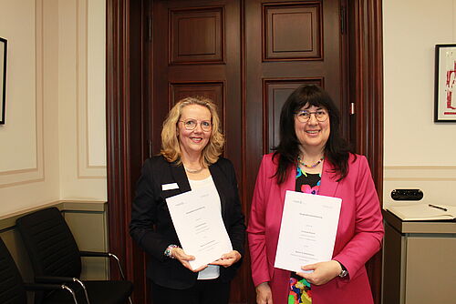 Arbeitsagentur und Universität Rostock schließen Kooperationsvereinbarung – Anke Diettrich, Vorsitzende der Geschäftsführung der Arbeitsagentur Rostock (r.), und Rektorin Prof. Elizabeth Prommer. (Foto: Universität Rostock/Kristin Nölting).