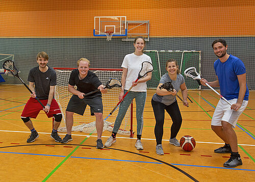 Alena Seidenfaden (2.v.r) motiviert die Studenten bei Lacrosse. 