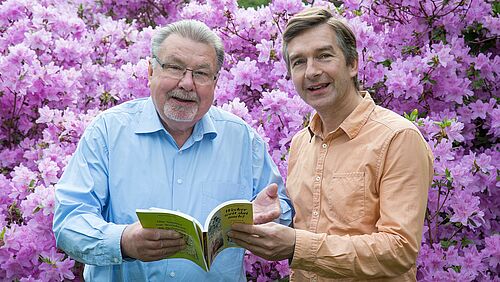Der Kustos des Botanischen Gartens Dr. Dethardt Götze (r.) und Plattdütsch-Schnacker Werner Brinckmann freuen sich auf den Bäukerdag im Botanischen Garten (Foto: Universität Rostock/Julia Tetzke).