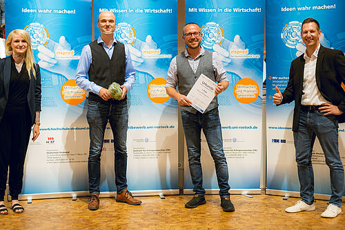 "Forschende_Absolventen" von links nach rechts: Christine Bach (Zentrum für Entrepreneurship), Dr. Dirk Hollmann, Stefan Preuß, Mario Mietsch (Mittelständische Beteiligungsgesellschaft MV)
