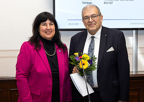 Rektorin Prof. Elizabeth Prommer überreicht die Urkunde über die Ernennung zum Ehrensenator an Prof. Wolfgang Schareck. (Foto: Universität Rostock / Julia Tetzke). 