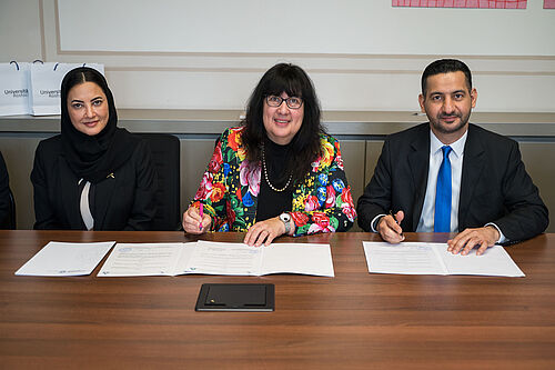 Die Rektorin der Universität Rostock, Prof. Elizabeth Prommer, unterzeichnet gemeinsam mit der Botschafterin aus Oman Maitha Saif Majid Al Mahruqi (links) und Hassan Mohamed Tagi Al Lawati die Vereinbarung. (Foto: Martin Börner).