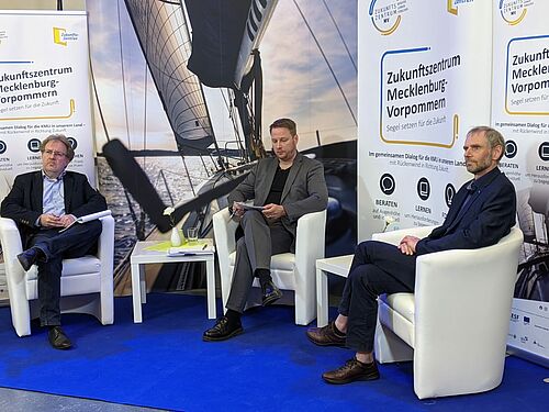 v.l.: Professor Andreas Diettrich, Moderator Tim Lindemann und Professor Kurt Sandkuhl auf der Hauptbühne im Audimax (Foto: Samantha Ahrens).