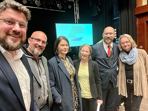 Auftaktveranstaltung der zweiten Phase des Weltenschreiber-Programms (v. l.): Julian Barlen, Fraktionsvorsitzender der SPD im Landtag, Prof. Dr. Tilman von Brand, Universität Rostock, Dr. Eyleen Kotyra, Bereichsleiterin im IQ M-V, Ulrika Rinke, Programmleiterin im Literaturhaus Rostock, Tom Michael Scheidung, Staatssekretär im Bildungsministerium, Kirsten Boie, Schriftstellerin (Foto: Julian Barlen).