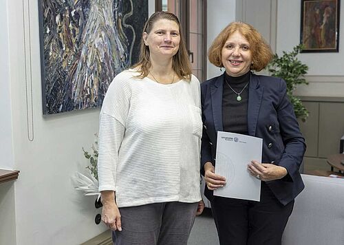 Preisträgerin Prof.  Vira Shkolyarenko (r.) mit ihrer Mentorin Prof. Wenke Mückel. (Foto: Universität Rostock/IT- und Medienzentrum).