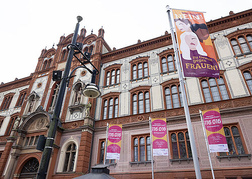 Das Hauptgebäude der Universität Rostock mit den vier Fahnen zu den Antigewaltwochen (Julia Tetzke/Universität Rostock) Das Hauptgebäude der Universität Rostock mit den vier Fahnen zu den Antigewaltwochen (Julia Tetzke/Universität Rostock)