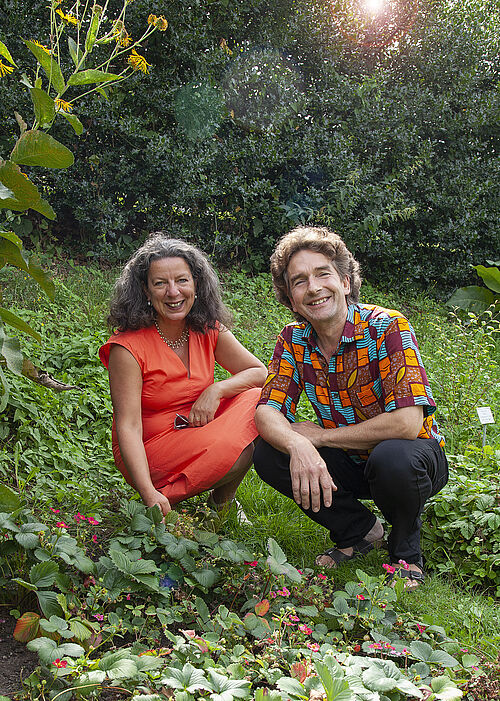 Professorin Carolin Retzlaff-Fürst und Dr. Dethardt Götze am Erdbeerpfad im Botanischen Garten der Universität Rostock. 