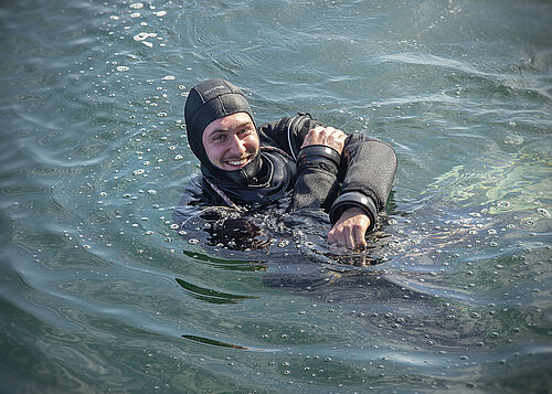 Student Philipp Hoy im Wasser während einer Rettungsübung 
