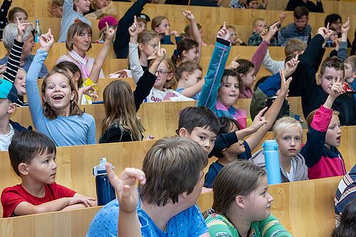 Seit 20 Jahren ist die Kinder-Uni beim wissenschaftlichen Nachwuchs beliebt. (Foto: Universität Rostock/Robert Leppin).