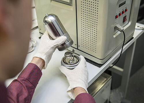 Zur Vorbereitung eines Experiments wird die Diamantprobe zunächst in einen Platintiegel gefüllt. Um eine vollständige Verbrennung zu ermöglichen, erfolgt die Zündung innerhalb einer verschlossenen Bombe, die mit 30 bar reinem Sauerstoff gefüllt ist.