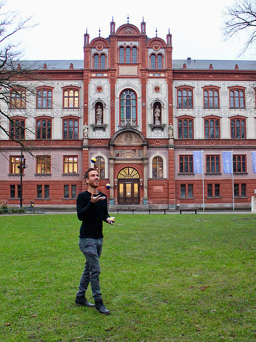 Malte Simon beim Jonglieren in der Mittagspause (Foto: Nina Kupper).