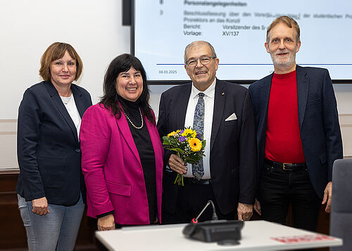 v.l.: stellvertretende Senatsvorsitzende Kerstin Baier, Rektorin Prof. Elizabeth Prommer, Prof. Wolfgang Schareck und Senatsvorsitzender Prof. Wolfgang Bernard. (Foto: Universität Rostock / Julia Tetzke). 