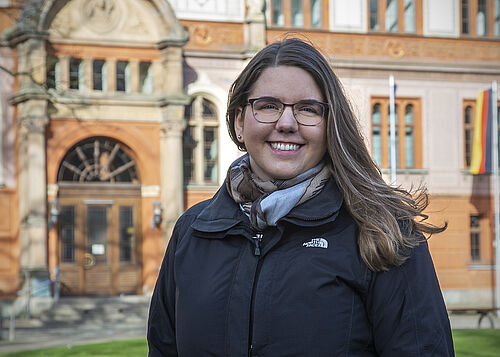 Physikerin Lisa Krukewitt hat einen Algorithmus entwickelt, der die Lungenüberdehnung und die regionale Beanspruchung des fragilen Lungengewebes bei Covid-Patienten bestimmen kann. Foto: Universität Rostock/ Julia Tetzke