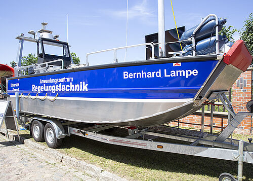 Der neue Experimental-Katamaran der Universität Rostock, getauft auf den Namen „Bernhard Lampe“, kann zukünftig unbemannt Forschungsaufgaben in der Ostsee übernehmen (Foto: Julia Tetzke/Universität Rostock).  