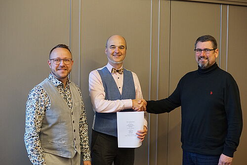 v.l.: Stefan Peuß, Dr. Dirk Hollmann, Dr. Peter Volle (Foto: Lars Worm/Universität Rostock Service GmbH).