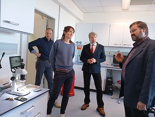 Dr. Kerstin Lebahn (2.v.l.) erklärt, wie Stentstrukturen unter einem Mikroskop untersucht werden. (Foto: Universität Rostock/Anke Ruedel). 