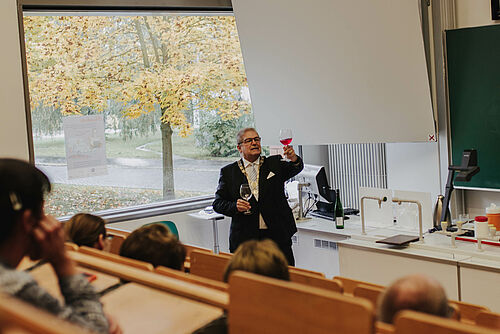 Rektor "verwandelt" Weißwein und Rotwein