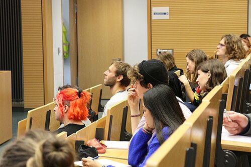 Bildunterschrift: Begrüßung der internationalen Studierenden im Arno-Esch-Hörsaal II (Foto: Lennart Klein).