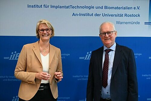 Bundesforschungsministerin Anja Karliczek und Professor Klaus-Peter Schmitz. (Foto: Holger Martens).