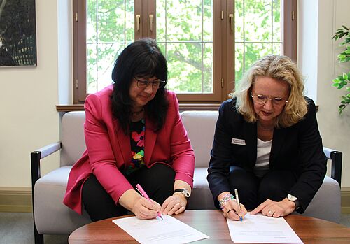 Anke Diettrich, Vorsitzende der Geschäftsführung der Arbeitsagentur Rostock (r.), und Rektorin Prof. Elizabeth Prommer unterzeichneten eine Kooperationsvereinbarung, um Studierende sowie Absolventen/-innen und gezielter auf den regionalen Arbeitsmarkt vorzubereiten. (Foto: Universität Rostock/Kristin Nölting).